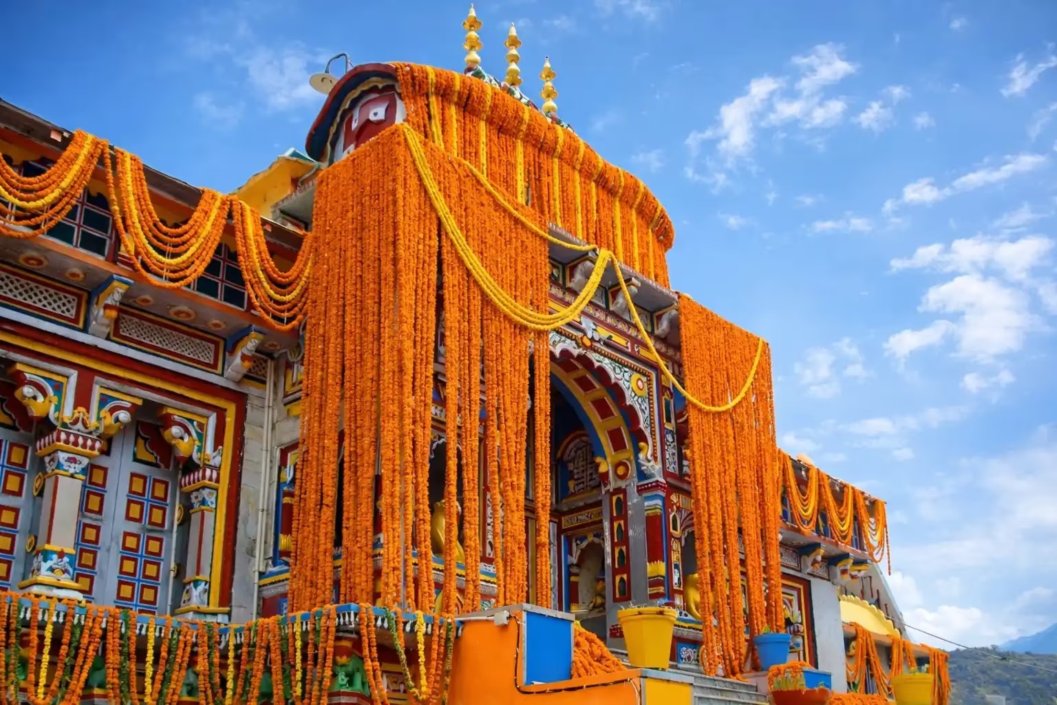 Live news of the opening of Badrinath Dham: The gates of Badri Vishal are open, the court is decorated with 24 quintals of flowers, a flood of devotees